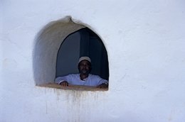 Archipel-des-Comores;-Architecture;-Calotte;-Fenêtre;-France;-Homme;-Kaleidos;-Kaleidos-images;-La-parole-à-limage;-Laurent-Abad;-Mayotte;-Mur-blanc;-Océan-Indien;-Portrait;-Stories-Pictures